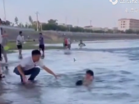 武冈:小孩河边游玩落水,两市民及时施救