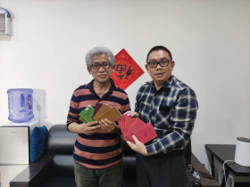 赞!香港同胞周峻雄向江门市侨联捐赠侨史文物