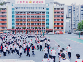 湖南省新化县上梅中学举行消防应急疏散演练和防踩踏 演练活动