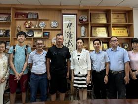 中国侨商联合会副会长钟达欢家乡新会寻根