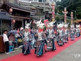 贵州花溪楼梯寨举办首届寨歌寨舞民族歌舞表演大赛 传统艺术焕发新生