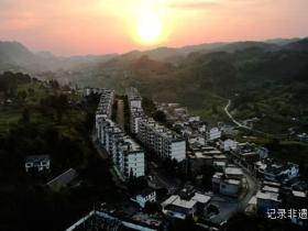 路灯亮了 民心暖了 石场乡搬迁群众迎来光明新生活