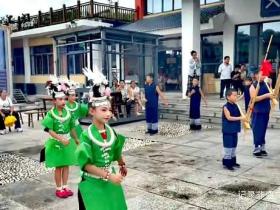 高速路上的文化盛宴:黔东南小舞者用芦笙舞演绎民族魅力