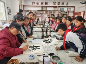 文昌文化润校园 银龄挥毫传文脉