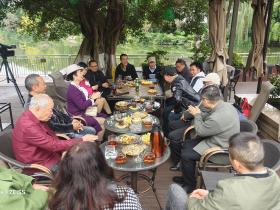 笔墨传情守初心 媒企同心庆佳节