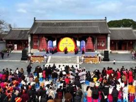 侗笙奏响丰收曲 劲舞燃动侗寨年:贵州黎平村舞斗舞大会热力点燃传统节庆