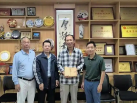 「桑梓情深」澳洲华人张江平向家乡江门捐赠珍贵侨史文物