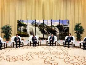 贵州两会省领导看望出席省政协港澳委员和海外侨胞代表