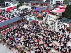 贵州台江台盘村:村BA深山购年货逛非遗集市看村晚演出年味十足