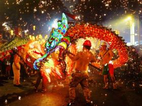 火树银花不夜天:台江元宵上演“勇敢者的游戏”,万人狂欢庆丰年