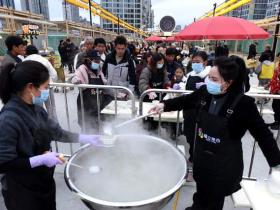 铁花雨落闹元宵 灯火暖城映笑颜——钟山区阿点乐·福立不夜集非遗盛宴侧记