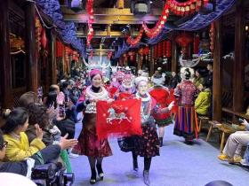 针线为媒,她们在“村T”舞台上绣出一场春天的启程