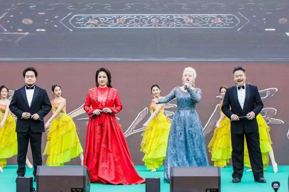 250名在浙留学生赴安吉观中国音乐节  浙音干武东书记宣布开幕