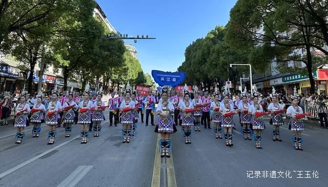 丹寨非遗盛装巡游展演，少数民族服饰的独特魅力展现得淋漓尽致-图片2