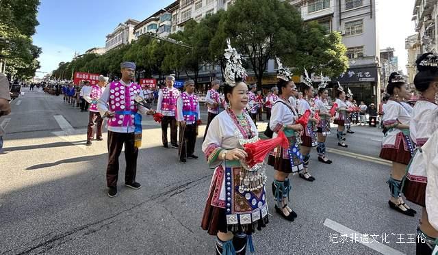 丹寨非遗盛装巡游展演，少数民族服饰的独特魅力展现得淋漓尽致-图片5