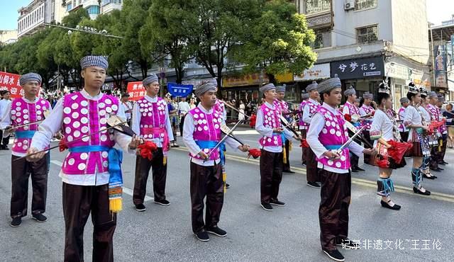 丹寨非遗盛装巡游展演，少数民族服饰的独特魅力展现得淋漓尽致-图片4