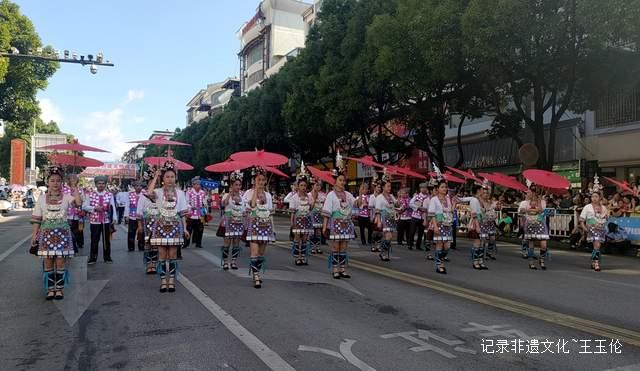 丹寨非遗盛装巡游展演，少数民族服饰的独特魅力展现得淋漓尽致-图片7