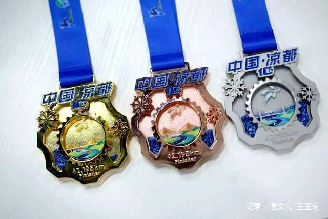 清凉一夏！六盘水马拉松奖牌与吉祥物完美诠释城市特色-图片5