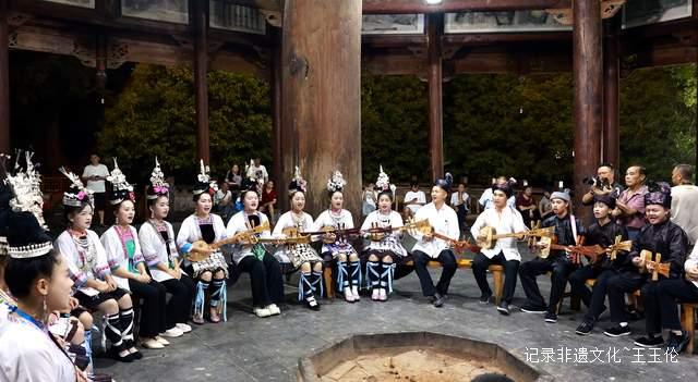 歌声飘过月亮山:从江鼓楼夜歌会纪实