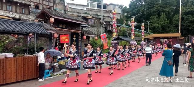 贵州花溪楼梯寨举办首届寨歌寨舞民族歌舞表演大赛 传统艺术焕发新生-图片1