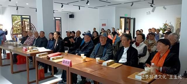 “匠心传承·对话古今——贵州老年大学2025年非遗作品专题展”重阳节启幕,京黔茫父颖拓精品齐聚一堂