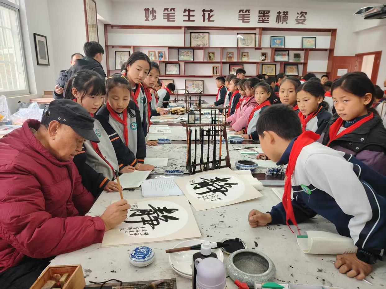 文昌文化润校园 银龄挥毫传文脉