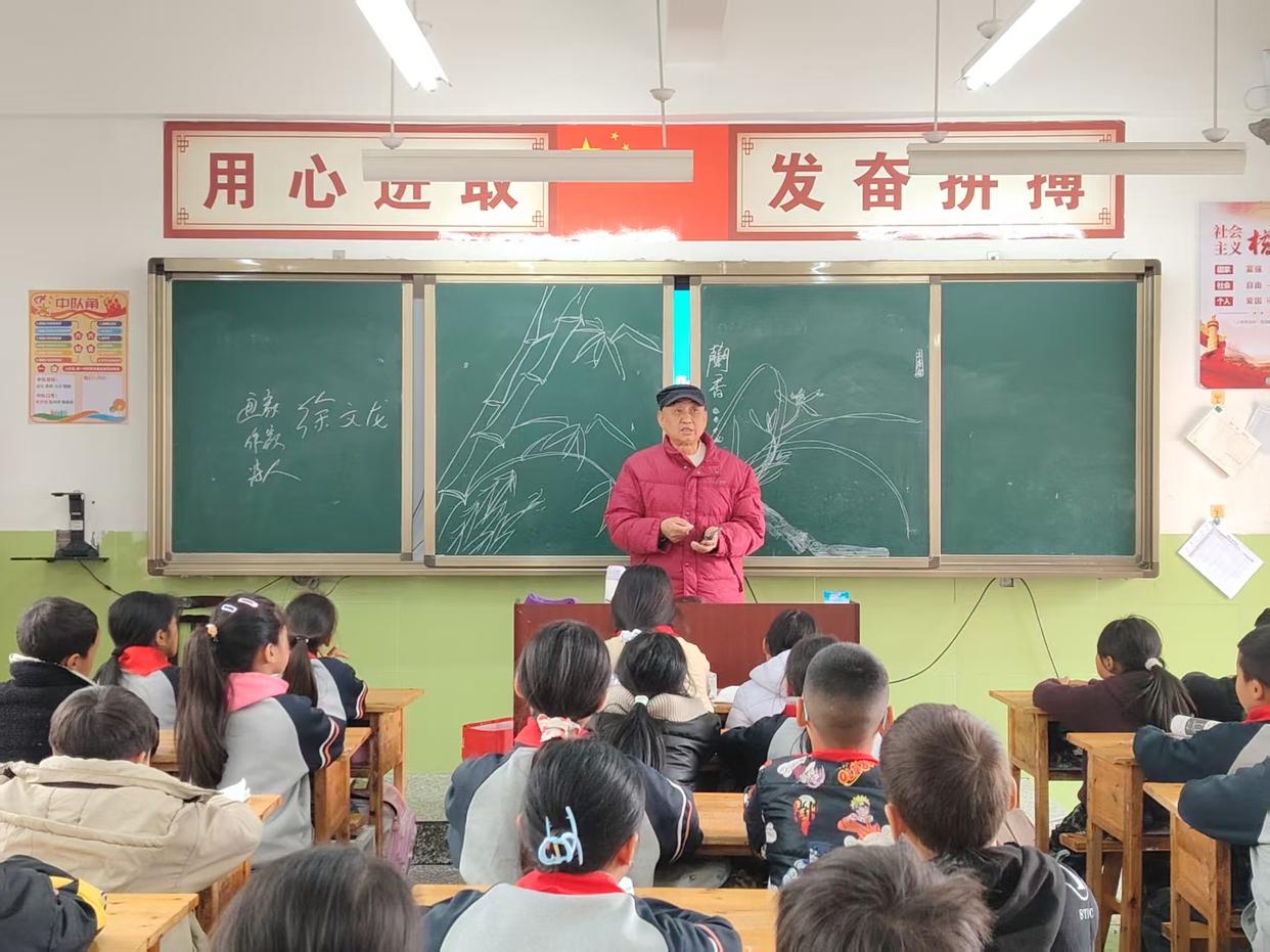 文昌文化润校园 银龄挥毫传文脉