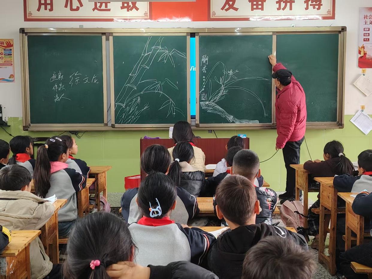 文昌文化润校园 银龄挥毫传文脉