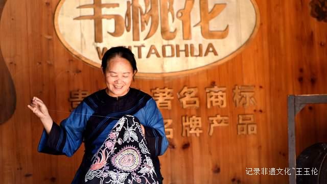 韦桃花:马尾绣“指尖经济”古韵焕新彩走出旅游商品新路-图片2