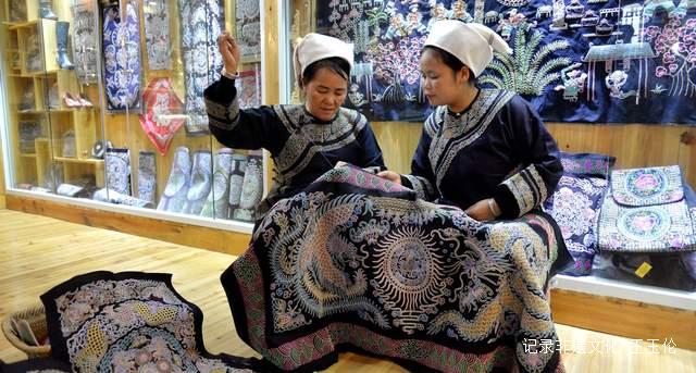 韦桃花:马尾绣“指尖经济”古韵焕新彩走出旅游商品新路-图片6