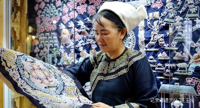 韦桃花:马尾绣“指尖经济”古韵焕新彩走出旅游商品新路-图片7