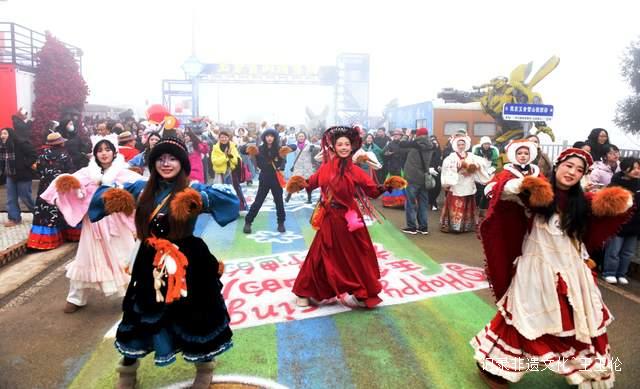 贵州六盘水玉舍雪山滑雪场开门迎客 云端雪境开启冬日狂欢