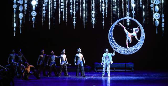 贵州杂技剧《白云深处有人家》亮相筑城 传统技艺织就“流动苗寨画卷”-图片1