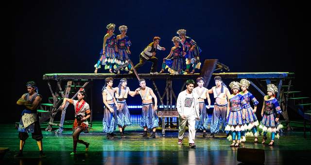 贵州杂技剧《白云深处有人家》亮相筑城 传统技艺织就“流动苗寨画卷”-图片3