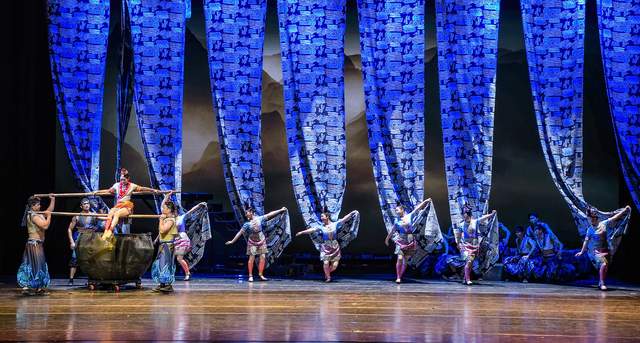 贵州杂技剧《白云深处有人家》亮相筑城 传统技艺织就“流动苗寨画卷”-图片5