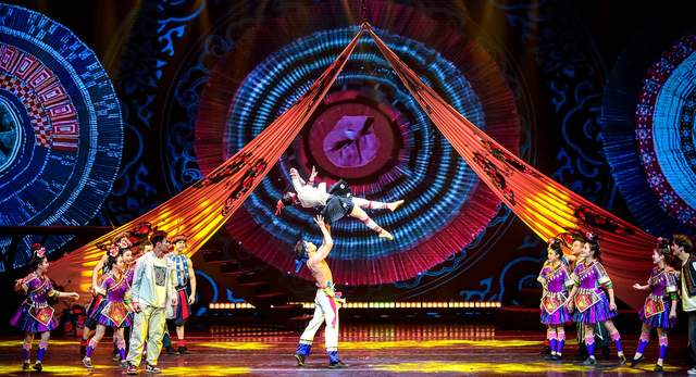 贵州杂技剧《白云深处有人家》亮相筑城 传统技艺织就“流动苗寨画卷”-图片4