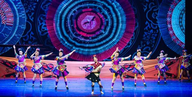 贵州杂技剧《白云深处有人家》亮相筑城 传统技艺织就“流动苗寨画卷”-图片8