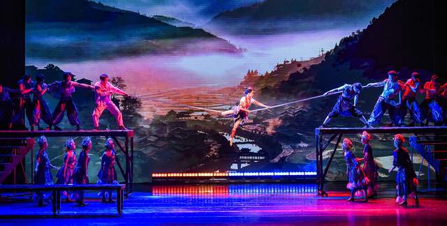 贵州杂技剧《白云深处有人家》亮相筑城 传统技艺织就“流动苗寨画卷”-图片10