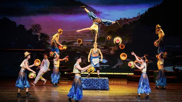 贵州杂技剧《白云深处有人家》亮相筑城 传统技艺织就“流动苗寨画卷”-图片7