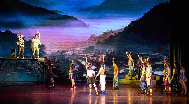 贵州杂技剧《白云深处有人家》亮相筑城 传统技艺织就“流动苗寨画卷”-图片13