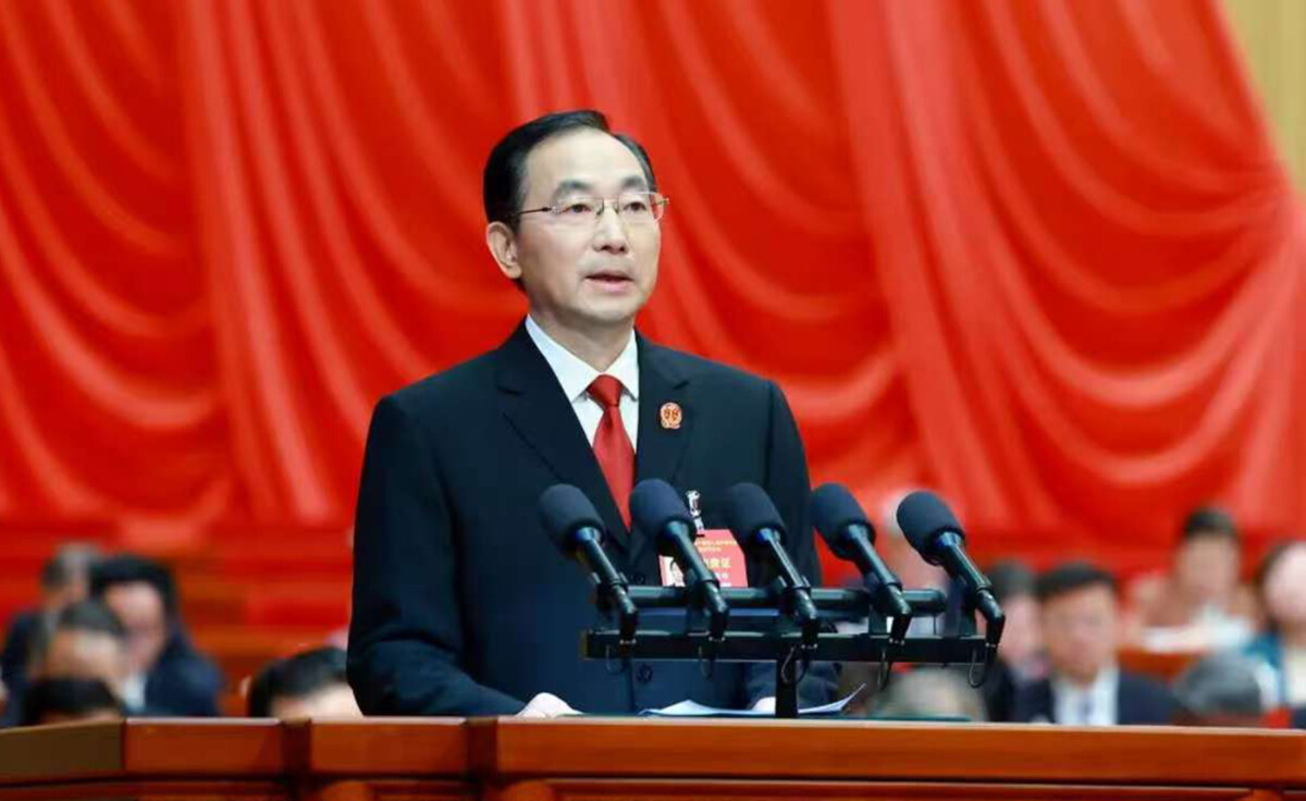 贵州省十四届人大四次会议举行第二次全体会议