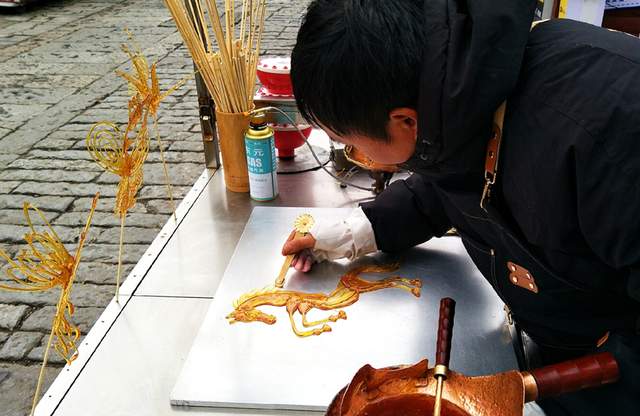 银蛇盘福辞旧岁 金马踏瑞贺新春 ——六盘水非遗传承人以指尖技艺绘就马年吉祥画卷