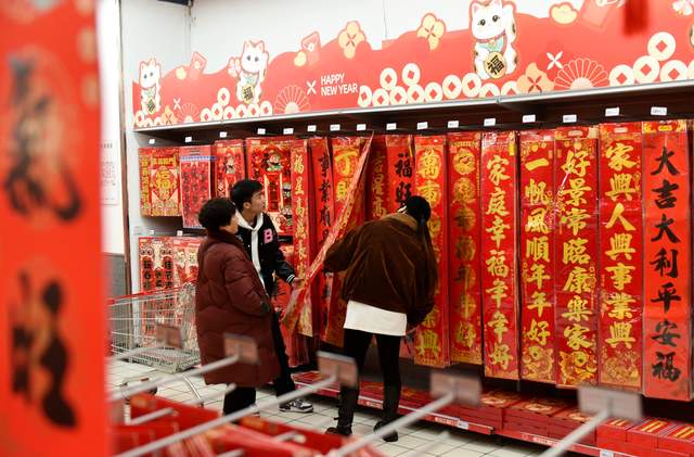 新春走基层：张灯结彩迎新春 年货盈门年味浓