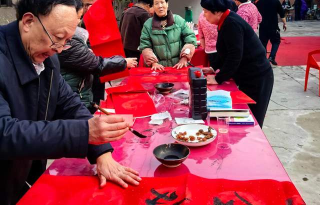 红联映笑靥 墨香润山乡——贵州省写作学会文化下乡活动温暖龙里牛滚塘