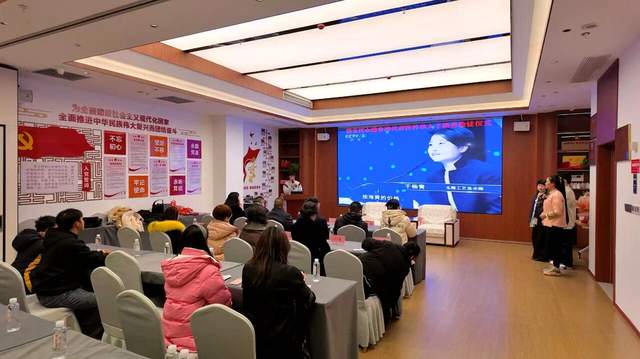 第五代木雕非遗传承人于杨青女士贵阳首收弟子，非遗传承注入青春力量