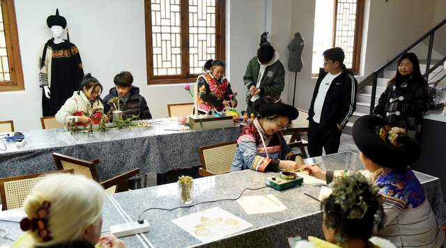 瑞气盈门“闹”非遗 指尖传承寻年味：  六盘水钟山区举办“非遗贺新春·指尖承非遗”主题体验活动