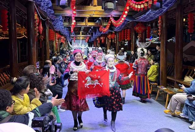 针线为媒，她们在“村T”舞台上绣出一场春天的启程